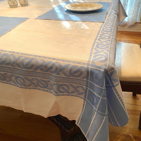 Antique Linen tablecloth w/ 4 placemats - Picture 2 of 9